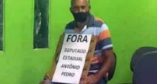 Cidadão protesta contra deputado Antônio Pedro em sessão da Câmara de Vereadores de Xapuri