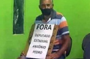 Cidadão protesta contra deputado Antônio Pedro em sessão da Câmara de Vereadores de Xapuri