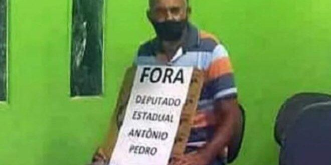 Cidadão protesta contra deputado Antônio Pedro em sessão da Câmara de Vereadores de Xapuri