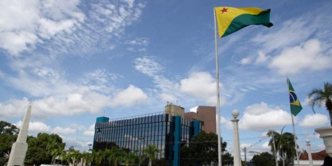 Aleac recebe visita de estudante acreano que cursou Medicina no Peru