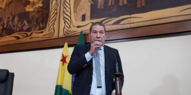 Deputado Chico Viga pede cancelamento de taxas bancárias em contas inativas