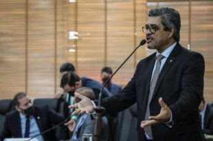 Edvaldo Magalhães sai em defesa da maternidade de Tarauacá e da ponte de Rodrigues Alves