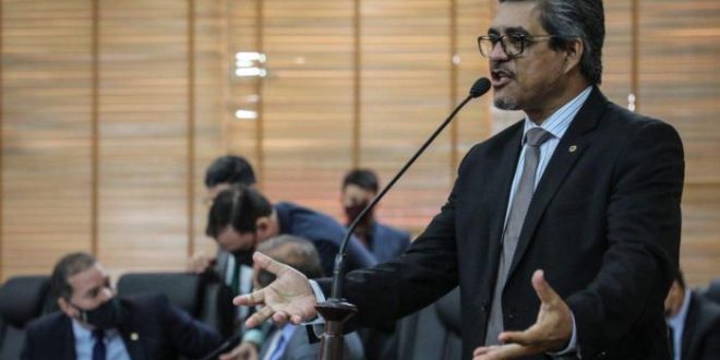 Edvaldo Magalhães sai em defesa da maternidade de Tarauacá e da ponte de Rodrigues Alves