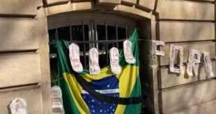 Embaixada do Brasil na França amanhece com centenas de absorventes amarrados na fachada