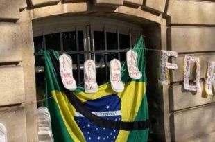 Embaixada do Brasil na França amanhece com centenas de absorventes amarrados na fachada