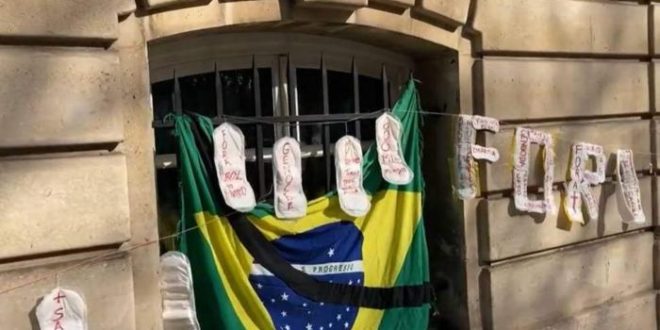 Embaixada do Brasil na França amanhece com centenas de absorventes amarrados na fachada