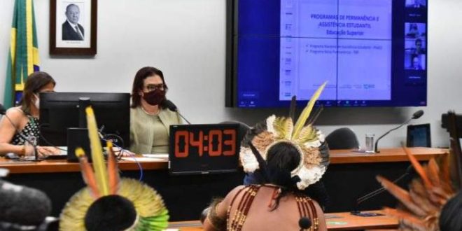 Estudantes indígenas e quilombolas cobram novas vagas para programa de permanência