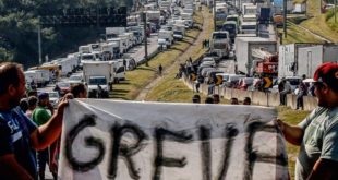 Justiça proíbe caminhoneiros de bloquear rodovias mas greve  está mantida para esta segunda-feira 01