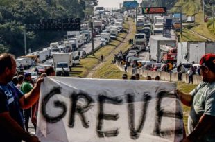 Justiça proíbe caminhoneiros de bloquear rodovias mas greve  está mantida para esta segunda-feira 01