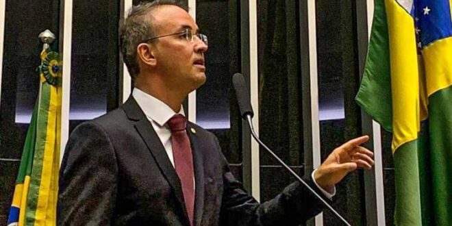 Leo de Brito homenageia servidores públicos e reitera apoio contra a PEC 32