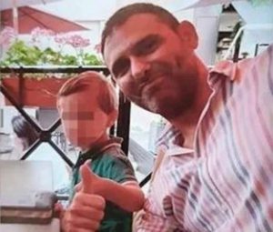 Mãe luta para que sobrenome paterno seja retirado do filho, após pai ter assassinado a criança Mãe luta para que sobrenome paterno seja retirado do filho, após pai ter assassinado a criança