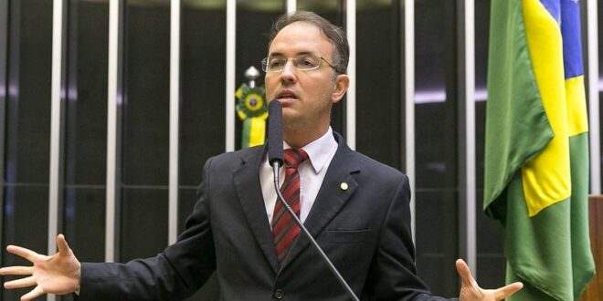 O Brasil está sendo comandado pelo mercado financeiro”, diz Leo de Brito