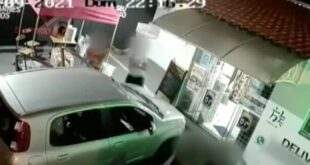 Marido chuta esposa grávida e com filha no colo em SP; vídeo