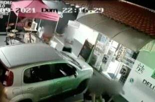 Marido chuta esposa grávida e com filha no colo em SP; vídeo