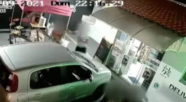 Marido chuta esposa grávida e com filha no colo em SP; vídeo