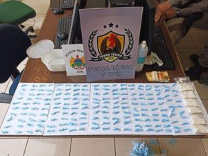 PM apreende quase 200 trouxinhas de cocaína em beco na Vila Betel 2 PM apreende quase 200 trouxinhas de cocaína em beco na Vila Betel