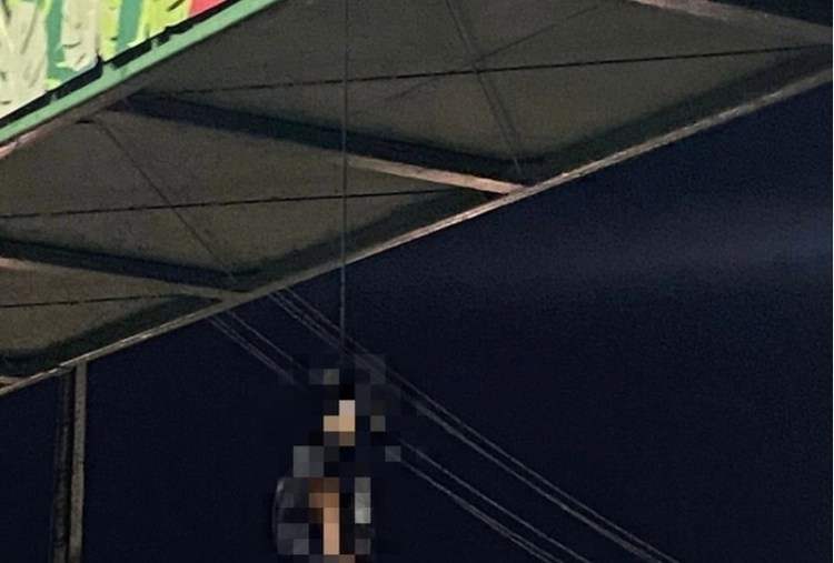 Vídeo: corpo de homem encapuzado é pendurado em passarela 2 Vídeo: corpo de homem encapuzado é pendurado em passarela