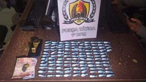 PM prende dois homens e apreende um adolescente com mais de 100 ‘trouxinhas’ de cocaína na Vila Betel