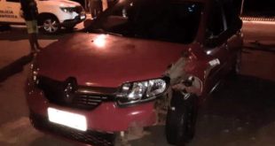 Motociclista morre após ser atingido por carro que fazia uma curva; vídeo