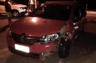 Motociclista morre após ser atingido por carro que fazia uma curva; vídeo