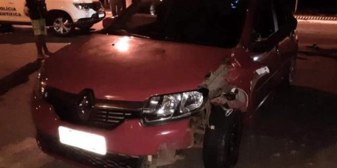 Motociclista morre após ser atingido por carro que fazia uma curva; vídeo