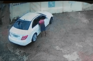 Vídeo flagra homem roubando celular de criança dentro de carro no bairro Bosque