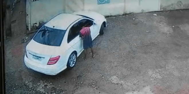 Vídeo flagra homem roubando celular de criança dentro de carro no bairro Bosque