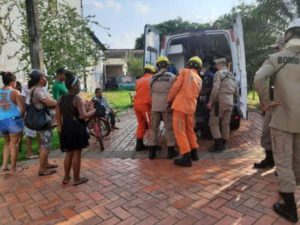 Bombeiros resgatam homem que foi jogado da passarela Joaquim Macedo durante briga 5 Bombeiros resgatam homem que foi jogado da passarela Joaquim Macedo durante briga