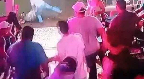 Vídeo: após bater em mulher, homem leva surra em bar