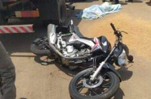 Motociclista de 34 anos morre ao ser atingido por caminhão pipa, no bairro São Francisco