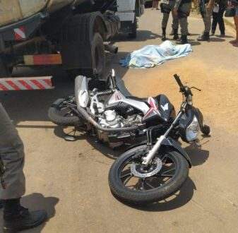 Motociclista de 34 anos morre ao ser atingido por caminhão pipa, no bairro São Francisco