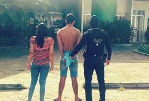 Homem que esfaqueou companheira e filho de 12 anos é preso