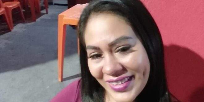 Jovem é morta a facadas enquanto fazia programa e companheira se desespera: “Mataram minha esposa”