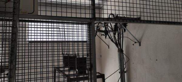 Homem é encontrado carbonizado em fábrica desativada, após receber descarga elétrica