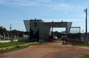 Detento agride policial, tem acesso à área administrativa do presídio, mas é capturado antes da fuga