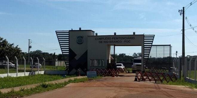 Detento agride policial, tem acesso à área administrativa do presídio, mas é capturado antes da fuga