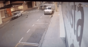 Menino é jogado para fora de carro em batida e quase é atropelado por ônibus; vídeo