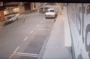 Menino é jogado para fora de carro em batida e quase é atropelado por ônibus; vídeo
