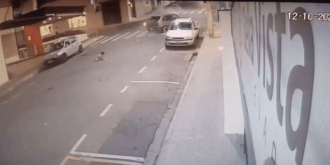 Menino é jogado para fora de carro em batida e quase é atropelado por ônibus; vídeo