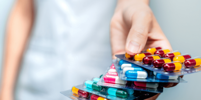 Venda de medicamentos em supermercados divide opiniões em debate
