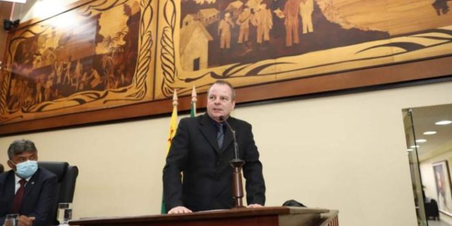 Deputado Pedro Longo afirma que escola de Feijó receberá mantimentos ainda hoje