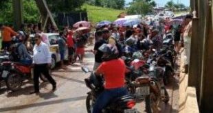 Em novo protesto, familiares de presos bloqueiam ponte que dá acesso ao município de Sena Madureira