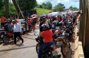Em novo protesto, familiares de presos bloqueiam ponte que dá acesso ao município de Sena Madureira
