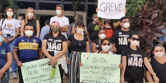 Servidores da Saúde entraram na SESACRE cantando o Hino Nacional e gritando "Governo, a culpa é sua, Saúde na rua"