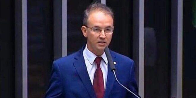 Leo de Brito denuncia que quase 79 mil famílias vão ficar sem renda no Acre