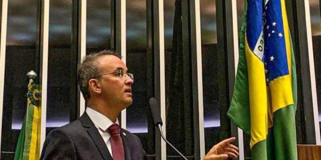 Crise no INEP: Leo de Brito garante apoio a estudantes que querem fazer o Enem