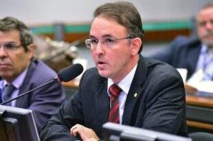 Leo de Brito comemora aprovação de crédito para pagamento de bolsas de estudantes federais
