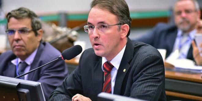 Leo de Brito comemora aprovação de crédito para pagamento de bolsas de estudantes federais