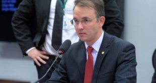 Leo de Brito detalha em entrevista coletiva a situação dos que ficarão fora do Auxílio Brasil