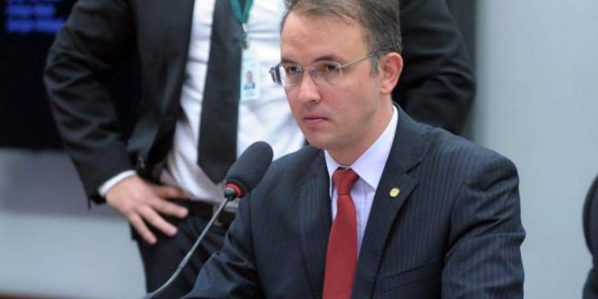 Leo de Brito detalha em entrevista coletiva a situação dos que ficarão fora do Auxílio Brasil